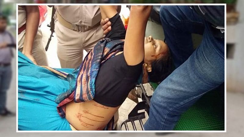 साकची थाना प्रभारी राजीव कुमार, आजादनगर थाना प्रभारी विष्णु कुमार राउत और सोनारी थाना प्रभारी नरेश कुमार सिन्हा आरोपी को घटनास्थल पर लेकर गए। घटनास्थल पर आरोपी करीब डेढ़ घंटे रहा। उसने अपनी साल कौशल देवी और दोनों बेटियों से बात की। हालांकि वो बेटे से मिलना चाहता था, लेकिन बेटा बाहर नहीं निकला। आमतौर पर ऐसे आरोपियों को पुलिस हथकड़ी मे जकड़कर ले जाती है, लेकिन यहां ऐसा कुछ नहीं देखा गया। आरोपी एकदम दबंग स्टाइल में पुलिस के बराबर चल रहा था। मानों उसे किसी का कोई डर न हो। आरोपी जब घटना के बाद भागा था, तब वो हाफ पैंट और पुरानी टी शर्ट पहने था। लेकिन सरेंडर के वक्त नई जींस और टी-शर्ट में था। बताया जाता है कि आरोपी कपाली में एक दोस्त के यहां जाकर छुप गया था। उसके दोस्त ने ही साकची बाजार से उसके लिए नए कपड़े की खरीदारी की थी। पुलिस ने आरोपी के पास से हत्या में इस्तेमाल हुई सर्विस रिवॉल्वर और 19 कारतूस बरामद किए