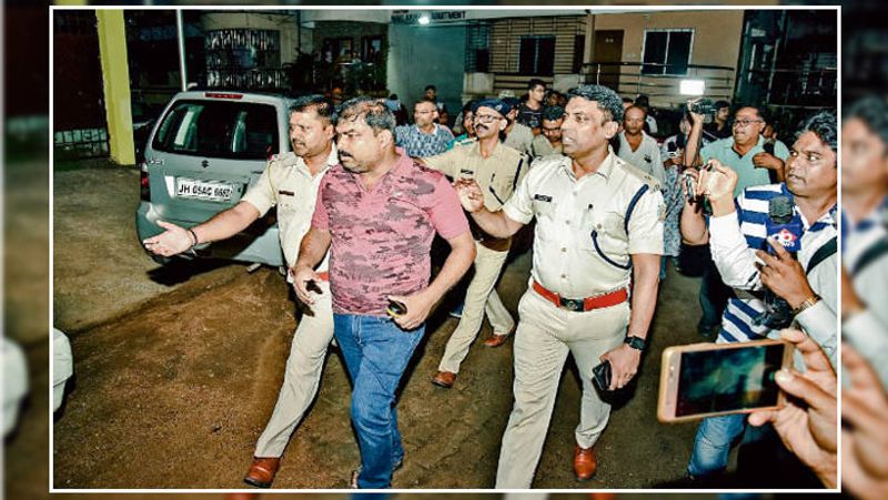जमशेदपुर. पत्नी से चले आ रहे विवाद में अपने ही घर में ताबड़तोड़ फायरिंग करने वाले पुलिस इंस्पेक्टर मनोज गुप्ता ने रविवार दोपहर सरेंडर कर दिया। उसने अपनी पत्नी, मुंहबोले साले और साले की पर सर्विस रिवाल्वर से फायरिंग कर दी थी। इसमें सास की मौत हो गई थी। आशंका थी कि आरोपी अपने बेटे को भी जान से मार सकता है। लिहाजा पुलिस ने उसे सुरक्षा मुहैया कराई थी। आरोपी इंस्पेक्टर को अपने किए पर जरा-सी पछतावा नहीं है। उसने मीडिया से कहा-'जो हुआ सो हुआ।'