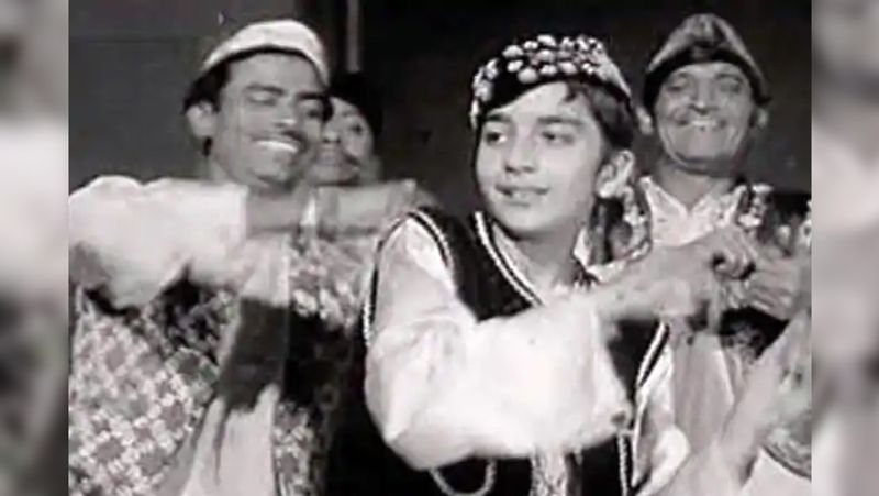 कवाली करते नन्हे संजय दत्त