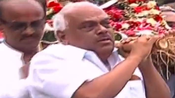 karnataka former speaker ramesh kumar ramesh kumar cries before jaipal reddy final rites