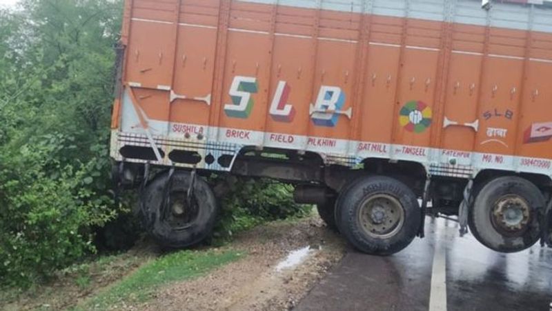 जानें कहां हुआ था एक्सीडेंट: उन्नाव के एसपी माधवेंद्र प्रसाद वर्मा ने बताया कि ट्रक ड्राइवर मौके से फरार हो गया था। हालांक बाद में उसे हिरासत में ले लिया गया। मीडिया रिपोर्ट के अनुसार टक्कर मारने वाले ट्रक की नंबर प्लेट से छेड़छाड़ की गई थी। इसलिए एक्सीडेंट एक साजिश नजर आती है। वहीं यूपी पुलिस के डीजीपी ओपी सिंह ने मीडिया से कहा है कि पुलिस निष्पक्ष जांच कर रही है। फिर भी अगर पीड़िता का परिवार चाहेगा, तो मामला CBI को सौंप सकते हैं।