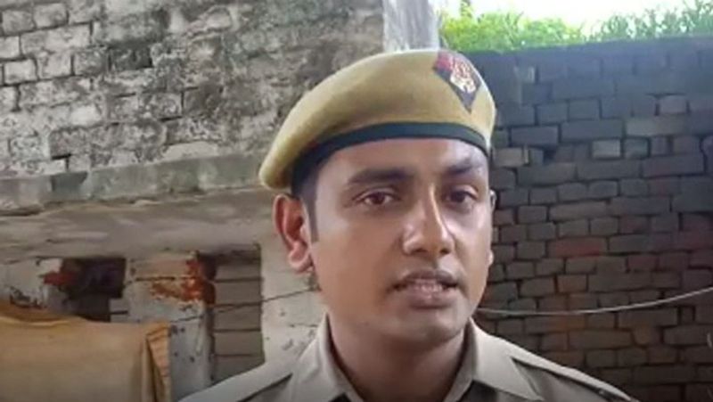 लाशों पर रोने वाला कोई नहीं बचा घर में: पीड़िता के वकील अजेंद्र अवस्थी बताते हैं कि पीड़िता के माखी स्थित घर में सन्नाटा पसरा हुआ है। पीड़िता की मौसी और चाची के अंतिम संस्कार में शामिल होने के लिए कोई मौजूद नहीं है। चाचा जेल में बंद हैं। हालांकि पीड़िता के परिवार में 10 साल का चचेरा भाई है, लेकिन उसे कुछ समझ नहीं आ रहा है। अजेंद्र अवस्थी के मुताबिक, लखनऊ के ट्रामा सेंटर में पीड़िता और उनके सहायक वकील महेंद्र सिंह भी भर्ती हैं। पीड़िता के चाचा को मारपीट के 20 साल पुराने मामले में कुछ महीने पहले सजा सुनाई गई थी। कुछ मामलों के ट्रायल जारी हैं। अवस्थी के मुताबिक, उनकी पैरोल मांगी गई है। लिहाजा अंतिम संस्कार बुधवार को हो सकता है। कैसी सिक्योरिटी: रेप पीड़िता को सिक्योरिटी दी गई है, बावजूद उसे अकेले रायबरेली जाने दिया गया। पीड़िता की सुरक्षा में तैनात गनर सुरेश कुमार ने बताया कि पीड़िता और उसकी चाची छोटी गाड़ी का हवाल देकर उसे साथ ले जाने से रोक दिया था। उल्लेखनीय है कि पीड़िता की सुरक्षा के लिए सुरेश कुमार (गनर) के अलावा दो पुलिसकर्मी रूबी पटेल और सुनीता की ड्यूटी लगाई हुई है। वहीं पीड़िता के घर पर करीब 10 पुलिसवाले तैनात हैं।