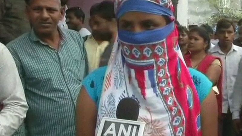 यह है मामला: पीड़िता ने आरोप लगाया था कि 2017 में नौकरी दिलाने के बहाने कुलदीप सेंगर ने अपने घर पर उसके साथ रेप किया था। घटना के करीब सालभर बाद अप्रैल 2018 में लड़की ने मुख्यमंत्री योगी आदित्यनाथ के निवास के बाहर आग लगाकर जान देने की कोशिश की थी।