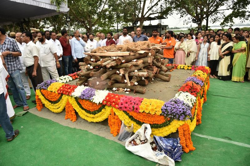 former union minister jaipal reddy final rites completes at pv ghat in hyderabad