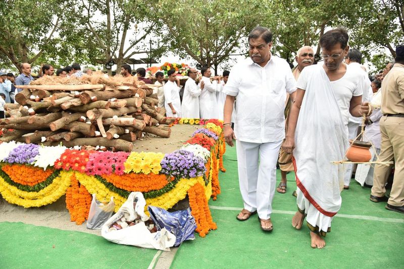 former union minister jaipal reddy final rites completes at pv ghat in hyderabad