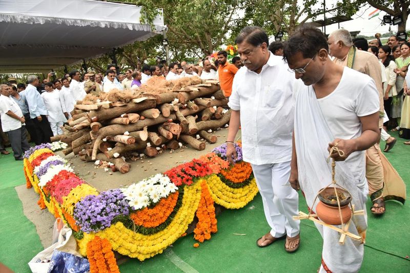 former union minister jaipal reddy final rites completes at pv ghat in hyderabad