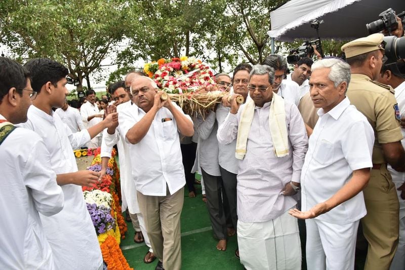 former union minister jaipal reddy final rites completes at pv ghat in hyderabad