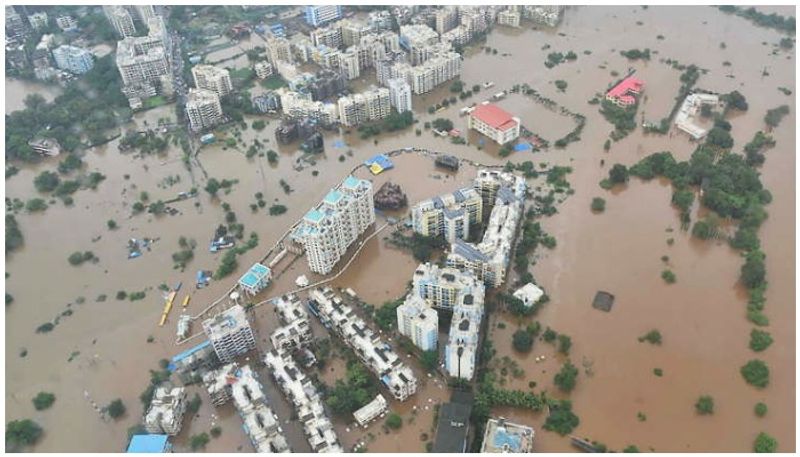 देश भर में भारी बारिश से परेशान लोग