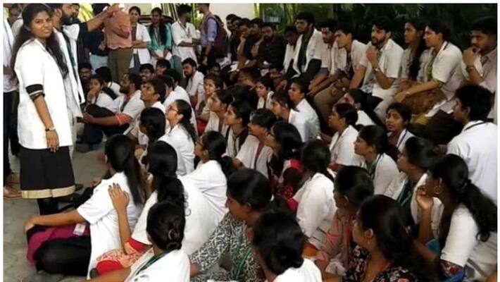 Sudden demonstration by SRM medical students Sudden demonstration by SRM medical students