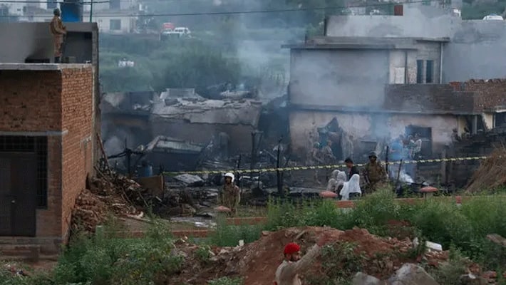 17 killed as small plane crashes into Pakistan