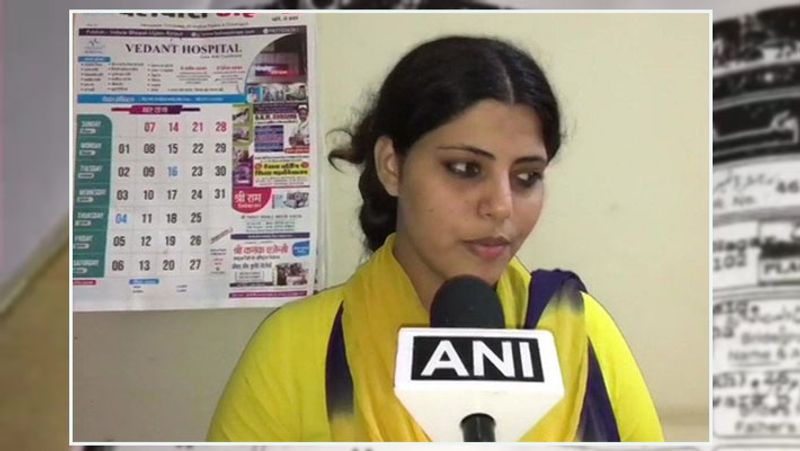 34 वर्षीय एक्ट्रेस इंदौर के चंदन नगर में रहती हैं। अलीना ने एक तरफा तलाक को स्वीकार करने से मना कर दिया। अलीना ने कहा कि उनके एक दो महीने का बच्चा है। वो पति के साथ रहना चाहती हैं। अलीना 10 वर्षों तक फिल्म और सीरियलों में सक्रिय रही हैं।