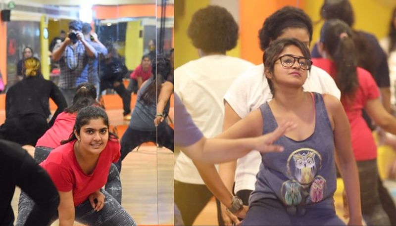मैंने कई सालों तक कोशिश की लेकिन वजन कम करने में मुझे सफलता नहीं मिली। तब मुझे समझ में आया कि वजन घटाने का सिर्फ एक ही सीक्रेट है और वह है ‘शुद्ध भोजन।’ मैं मोटापा कम करने के लिए सिर्फ जुंबा कर रही थी। लेकिन जब तक मैंने अपनी डाइट में बदलाव नहीं किया तो मुझे सफलता नहीं मिली। इसके अलावा वजन कम करने के दौरान धैर्य की भी काफी जरूरत होती है। इस तरह मैंने अपना वजन कम किया। (Demo Pic)