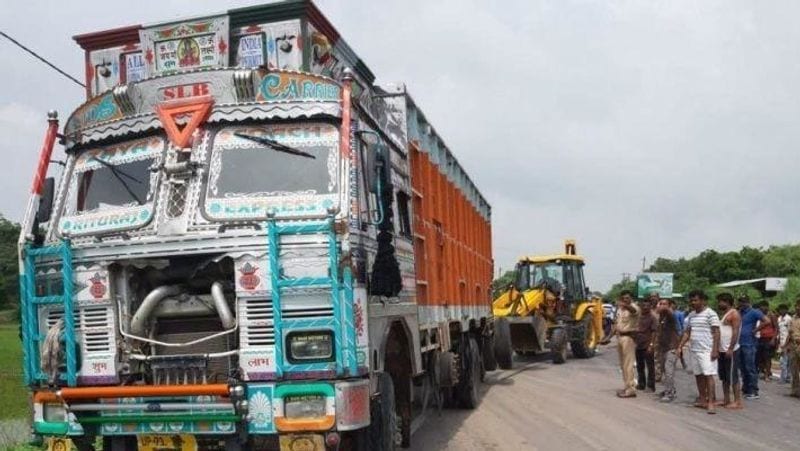 एक्सीडेंट की कहानी: 28 जुलाई को रायबरेली जेल में बंद अपने चाचा से मिलने जा रही थी रेप पीड़िता। कार में उसकी मौसी, चाची और वकील भी थे। तभी गुरबख्शगंज में एक ट्रक ने उनकी कार को टक्कर मार दी थी। हादसे में पीड़िता की मौसी और चाची की मौत हो गई। जबकि वकील और वो खुद घायल है। शुरुआती जांच में सामने आया था कि ओवरस्पीड के चलते यह हादसा हुआ। हालांकि आशंका थी कि जिस ट्रक ने कार को टक्कर मारी, उसकी नंबर प्लेट के साथ छेड़छाड़ की गई थी। इसलिए मामला संदिग्ध माना जा रहा था।
