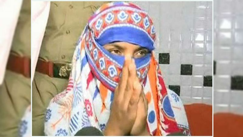 ह है मामला: पीड़िता ने आरोप लगाया था कि 2017 में नौकरी दिलाने के बहाने कुलदीप सेंगर ने अपने घर पर उसके साथ रेप किया था। घटना के करीब सालभर बाद अप्रैल 2018 में लड़की ने मुख्यमंत्री योगी आदित्यनाथ के निवास के बाहर आग लगाकर जान देने की कोशिश की थी।