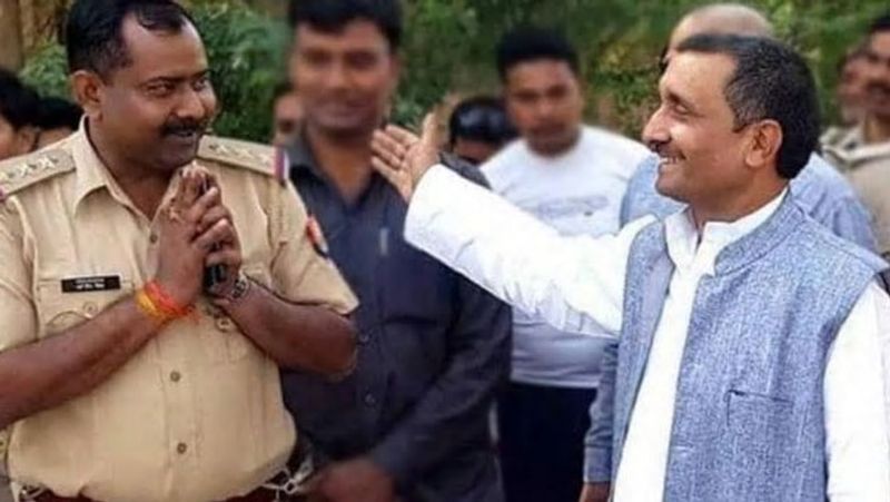 पावरफुल MLA हैं कुलदीप सेंगर: सेंगर 2002 में कांग्रेस से एमएलए बने थे। 2007 में सेंगर बीएसपी से बांगरमऊ के एमएलए बने। 2012 का विधानसभा चुनाव सपा से लड़ा और जीते। फिर 2017 में बांगरमऊ सीट पर भाजपा की तरफ से खड़े हुए और चौथी बार जीत हासिल की।