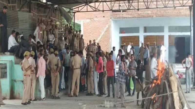 उन्नाव. रेप पड़िता की चाची का शव बुधवार को पुलिस उन्नाव लेकर पहुंची थी। इसके बाद शुक्लागंज गंगाघाट पर उनका अंतिम संस्कार किया गया। हाइकोर्ट ने पीड़िता के चाचा को इसके लिए 12 घंटे की पैरोल दी है। वे आर्म्स एक्ट में रायबरेली जेल में बंद हैं। पुलिस रायबरेली जेल से चाचा को सीधे शुक्लागंज गंगाघाट पर लेकर पहुंची।