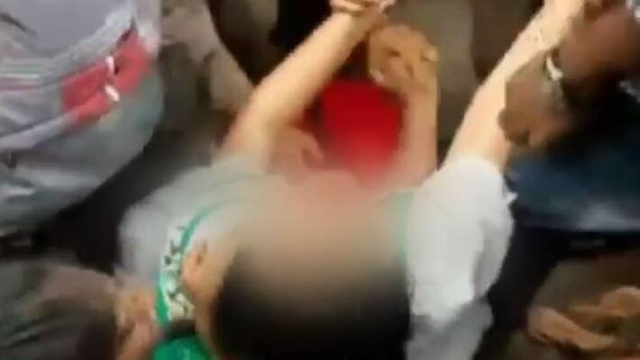 police constable harasses medical students in hyderabad police constable harasses medical students in hyderabad
