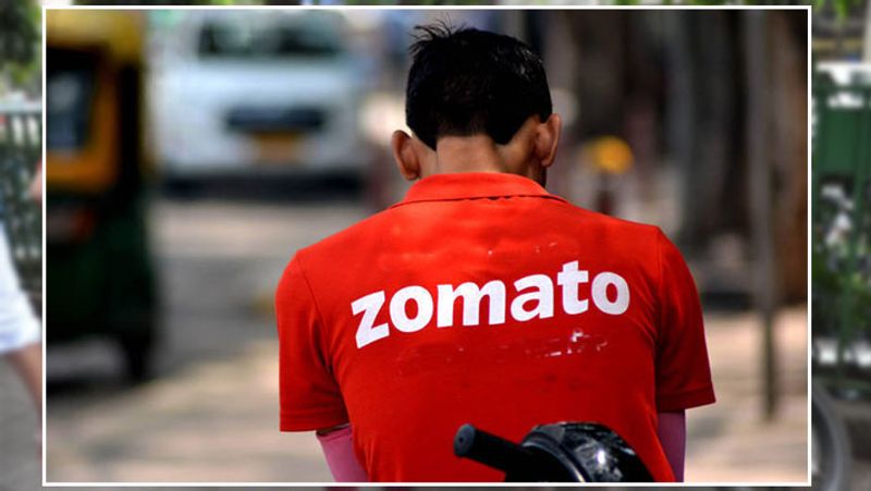 नई दिल्ली. यह बेहद अजीब मामला है। एक शख्स ने Zomato पर ऑर्डर किया अपना फूड इसलिए कैंसल कर दिया, क्योंकि डिलीवरी बॉय हिंदू नहीं था। अगर खाना खराब होता या डिलीवरी लेट हुई होती, तो शायद मामला तूल नहीं पकड़ता। लेकिन यहां मामला धर्म से जुड़ा हुआ था। अमित शुक्ला नामक शख्स ने अपने ट्वीटर हैंडल पर लिखा कि उसने Zomato पर खाने का ऑर्डर कैंसिल कर दिया। क्योंकि डिलीवरी बॉय एक गैर हिंदू था। इस पर कंपनी ने तर्क दिया कि वो डिलीवरी बॉय बदल नहीं सकते। इसके अलावा कैंसल करने पर रिफंड भी नहीं मिलेगा।
