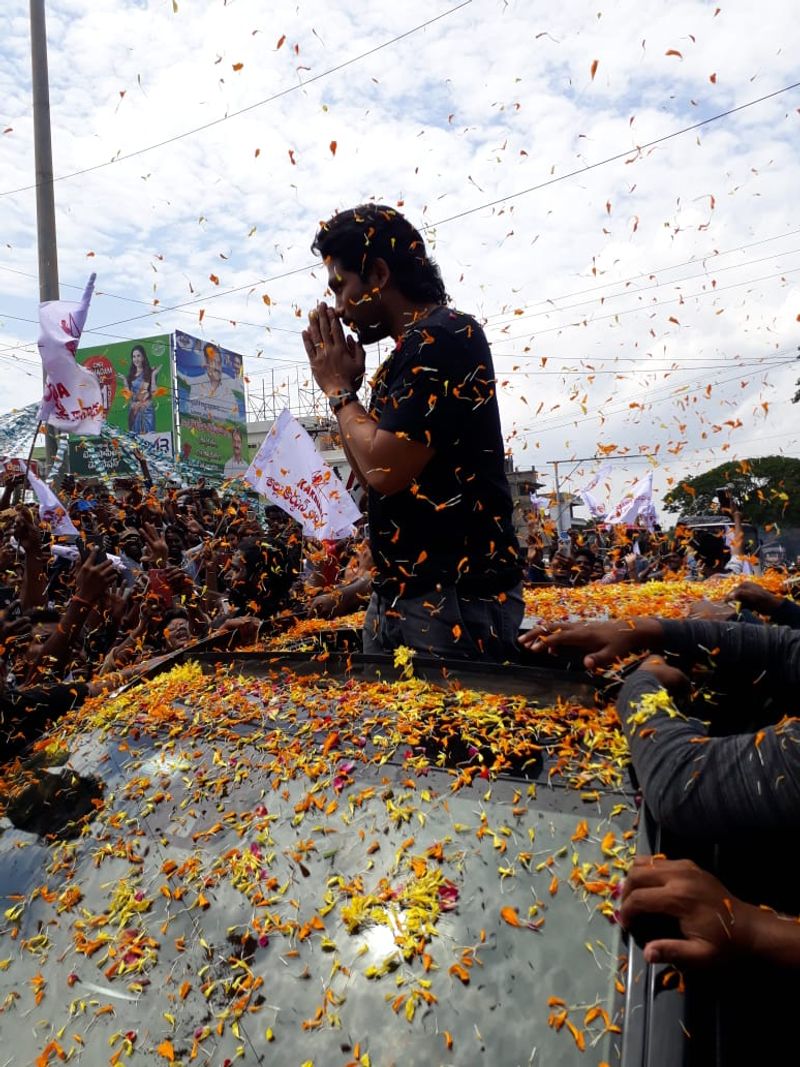 కాకినాడలో ఓ ఫైట్ సన్నివేశంతో పాటు కొన్ని కీలక సన్నివేశాల్ని త్రివిక్రమ్ తెరకెక్కించనున్నాడు. కాకినాడకు చేరుకున్న బన్నీకి ఘనస్వాగతం లభించింది.