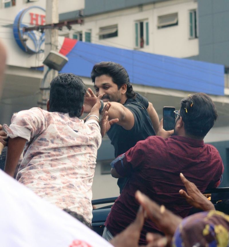 బన్నీని చూసేందుకు పెద్దఎత్తున అభిమానులు చేరుకున్నారు. కారుపై నిల్చుని బన్నీ అభిమానులకు అభివాదం చేశాడు. బన్నీ వెంట అభిమానులు ర్యాలీగా బయలుదేరారు.
