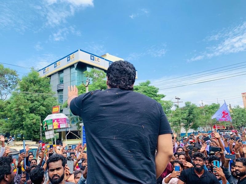 అల్లు అర్జున్ కాకినాడ చేరుకున్న దృశ్యాలు ప్రస్తుతం సోషల్ మీడియాలో వైరల్ అవుతున్నాయి. ఈ చిత్రంలో పూజ హెగ్డే హీరోయిన్ గా నటిస్తోంది. టబు, సుశాంత్ కీలక పాత్రల్లో నటిస్తున్నారు.