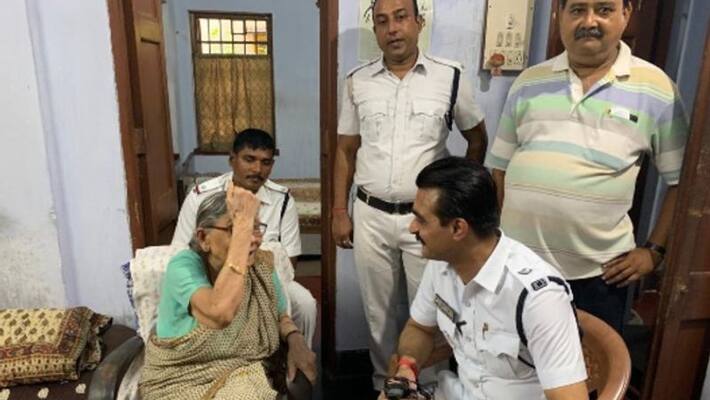 Kolkata police saves elderly man s life in Kasba-dbr Kolkata police saves elderly man s life in Kasba-dbr
