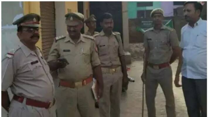lineman cuts off the electricity of police station after being charged chalan of 500 lineman cuts off the electricity of police station after being charged chalan of 500