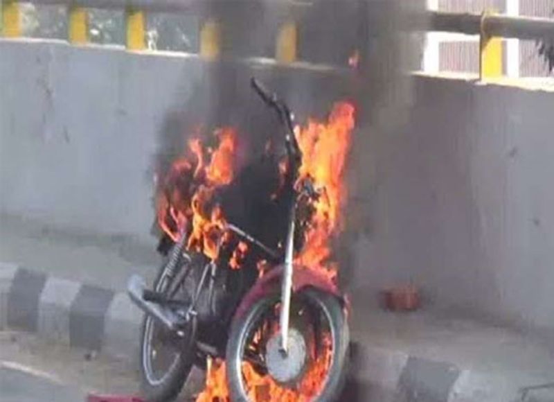 a man set fire to its own bike during traffic checking