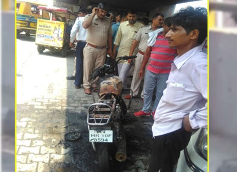 a man set fire to its own bike during traffic checking