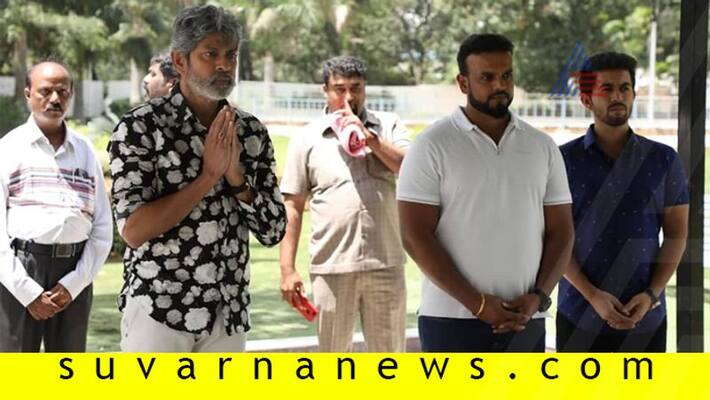 Jagapathi Babu offers respect to Ambareesh Rajkumar before Darshan Roberrt shooting Jagapathi Babu offers respect to Ambareesh Rajkumar before Darshan Roberrt shooting
