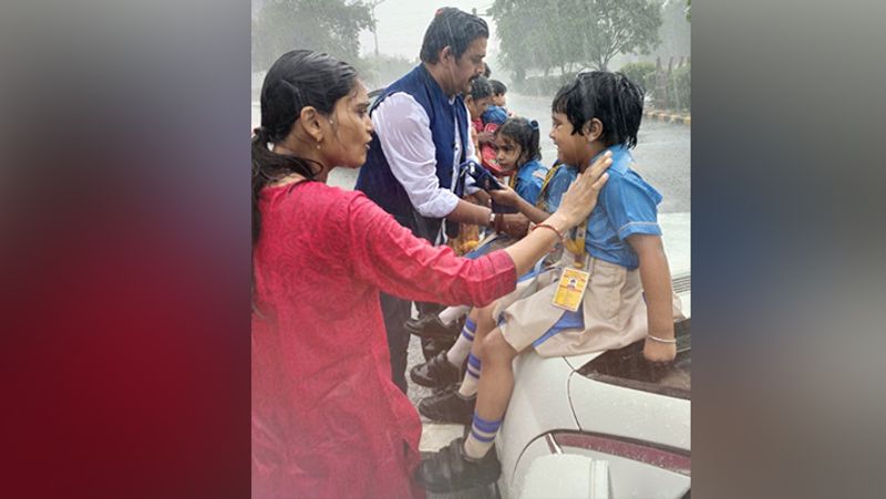 Ravi kishan Emotional helps to school children stuck in rain photos viral