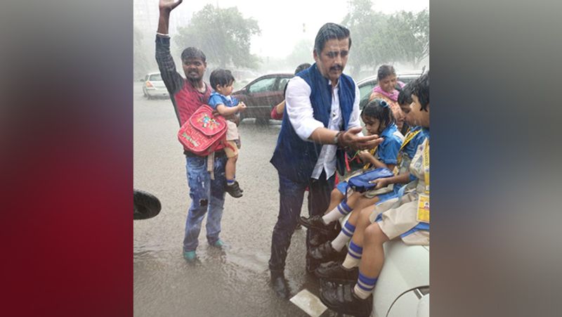 Ravi kishan Emotional helps to school children stuck in rain photos viral