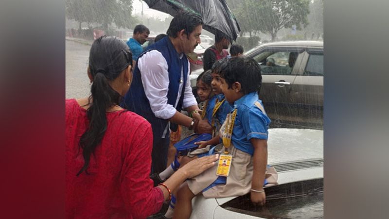 Ravi kishan Emotional helps to school children stuck in rain photos viral
