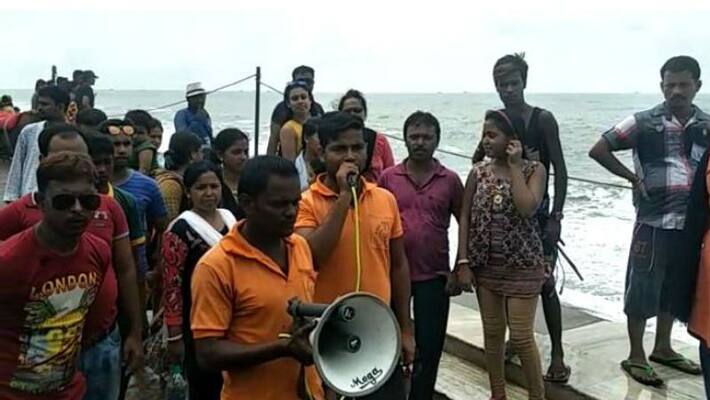 Police restrains tourists from bathing in Digha sea Police restrains tourists from bathing in Digha sea