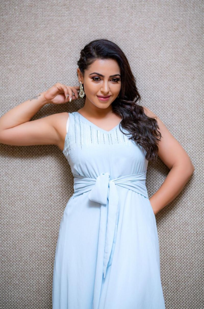 actress parvathi nair extraordinary colorful photos