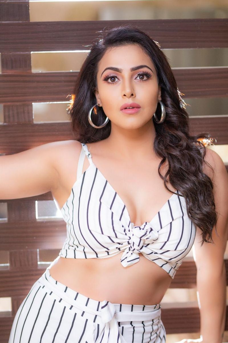actress parvathi nair extraordinary colorful photos