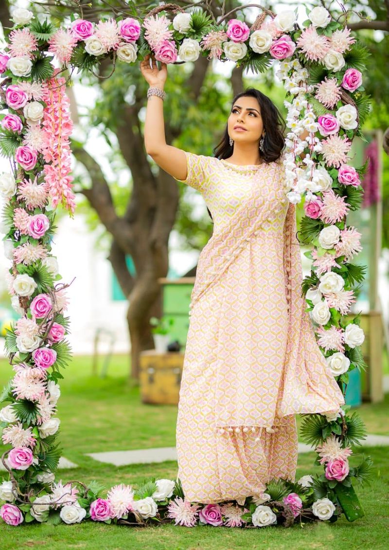 actress parvathi nair extraordinary colorful photos