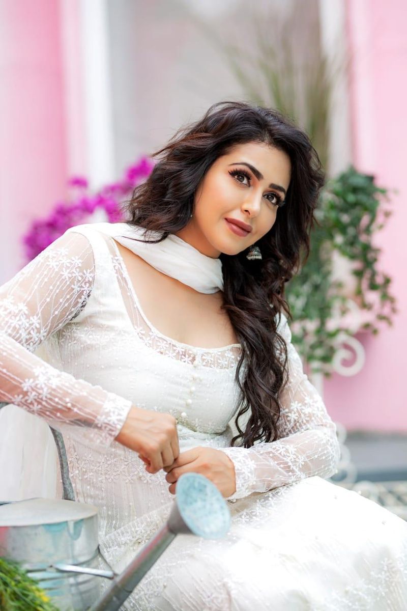 actress parvathi nair extraordinary colorful photos
