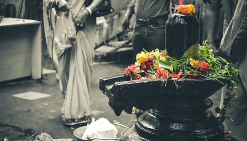 <p>রাজস্থানের অচলেশ্বর মহাদেব মন্দির- এই অচলেশ্বর মহাদেব মন্দির ধৌলপুর, রাজস্থানে অবস্থিত। বিশ্বাস করা হয় যে এই মন্দিরের শিবলিঙ্গ দিনে তিনবার তার রঙ পরিবর্তন করেন। যার অধীনে সকালে শিবলিঙ্গের রঙ লাল হয়ে যায়, বিকেলে জাফরান রং এবং সন্ধ্যায় শিবলিঙ্গ শ্যামবর্ণ রঙে পরিণত হয়।</p>