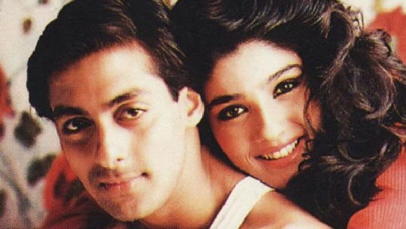 রবিনা নাকি পাগলের মতো অজয়কে ভালবাসতেন তেমনও গুঞ্জন ছড়িয়ে গেছিল বি-টাউনে।