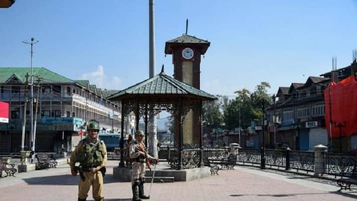 Srinagar Three BJP workers detained for trying to hoist the tricolor at Lal Chowk Srinagar Three BJP workers detained for trying to hoist the tricolor at Lal Chowk