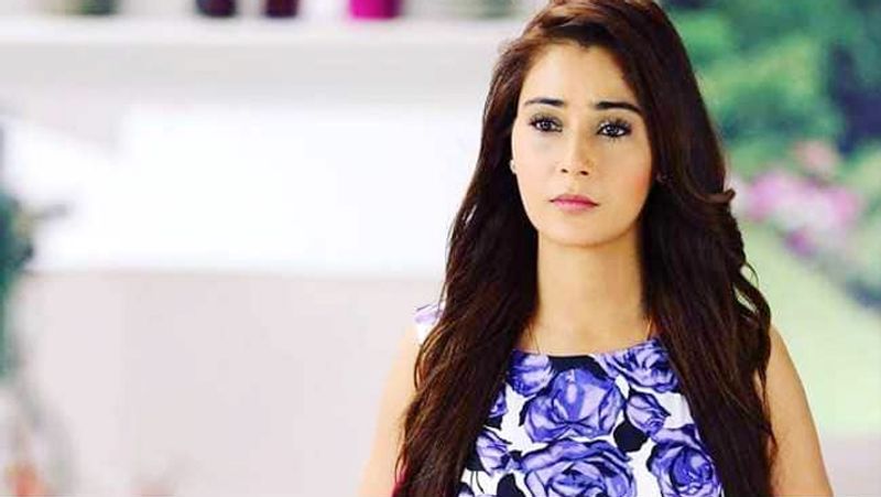 When television actress Sara Khan's comment on burqa went viral ADB