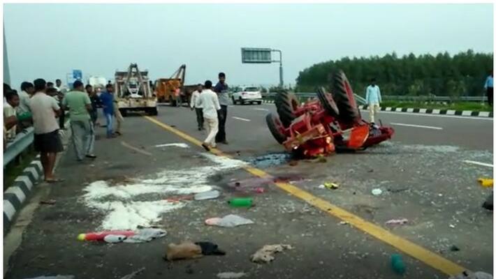 16 injured, 2 dead in a road accident on agra-lucknow expressway 16 injured, 2 dead in a road accident on agra-lucknow expressway