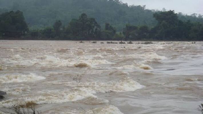 Tunga river swells due to heavy rain in Shivamogga Tunga river swells due to heavy rain in Shivamogga