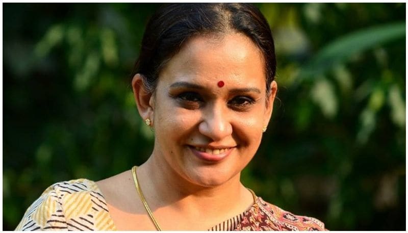 ಮಾಲಾ ಪಾರ್ವತಿ: ಹಿರಿಯ ನಟ ಮಾಲಾ ಪಾರ್ವತಿ ಅವರು ಕೆಕೆ ಶೈಲಾಜ ಅವರ ಫೋಟೋದೊಂದಿಗೆ ಫೇಸ್ಬುಕ್ನಲ್ಲಿ ತಮ್ಮ ಡಿಪಿ ಚಿತ್ರವನ್ನು ಬದಲಾಯಿಸುವ ಮೂಲಕ ಬೆಂಬಲ ವ್ಯಕ್ತಪಡಿಸಿದ್ದಾರೆ.