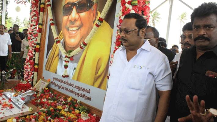 Karunanidhi memorial... son mk alagiri pay tribute