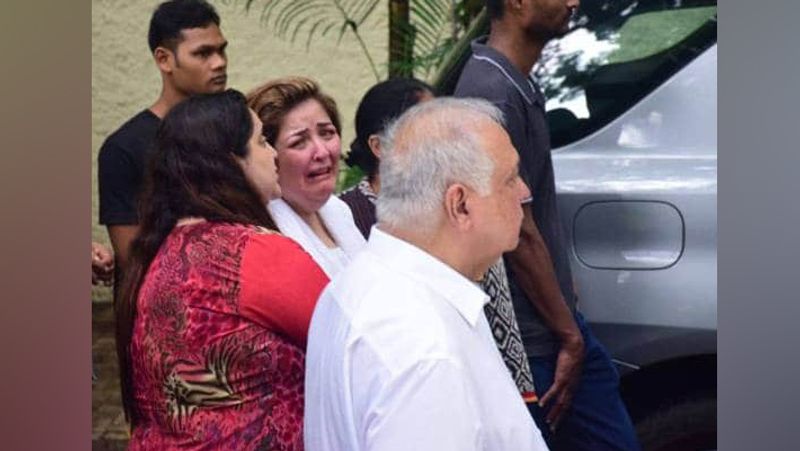 Hritik Roshan Grand Father J Om Prakash Last Rites