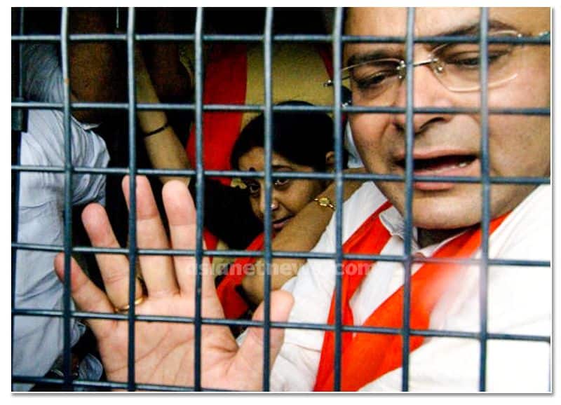 कांग्रेस सरकार की नीतियों का विरोध करते हुए अरुण जेटली के साथ जेल जाती हुईं सुषमा स्वराज