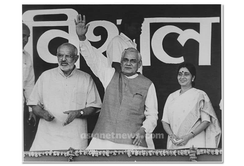 1998में पूर्व प्रधानमंत्री अटल बिहारी वाजपेयी और साहिब सिंह वर्मा के साथ सुषमा स्वराज