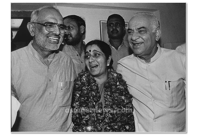 दिल्ली की मुख्यमंत्री बनने के बाद मदन लाल खुराना और साहिब सिंह वर्मा के साथ सुषमा स्वराज